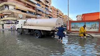 بورفؤاد تدفع بـ 7 سيارات كسح لمواجهة أزمة غرق الشوارع بمياه الأمطار - صور