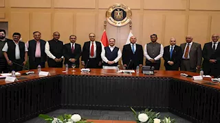 وزير الصناعة يبحث مع وزير الصحة والكيماويات والأسمدة الهندي سبل تعزيز التعاون