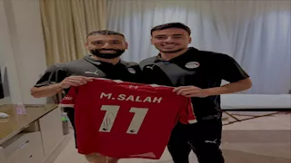محمد صلاح يهدي قميصه لثنائي منتخب مصر