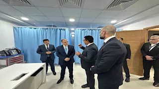 رئيس هيئة الدواء يتفقد مركزًا للبحوث الإكلينيكية والخدمات الطبية