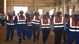 بالصور- وفد صيني يزور الوادي الجديد للبدء في مصنع حامض الفوسفوريك