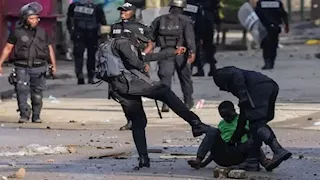 بعد فوز الرئيس بولاية جديدة.. مقتل 16 واعتقال المئات بأعمال عنف في الكاميرون