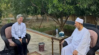 شيخ الأزهر يستقبل المفكر العالمي جيفري ساكس بمنزله في الأقصر