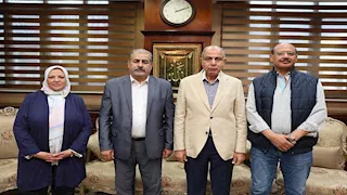 محافظ المنيا يناقش تطوير المشروعات الإنتاجية وقوافل السلع (صور)