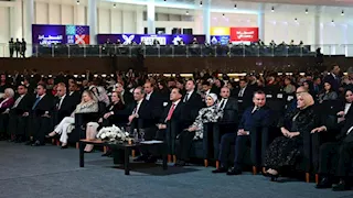 مدبولي يتفاعل بعفوية مع ألحان الموسيقار عُمر خيرت خلال حفل "الفسطاط"