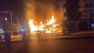 النيران تلتهم مخبزًا سياحيًا وتمتد لمحل مجاور في السويس 