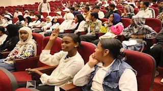 محافظ أسوان يتابع مصابي انقلاب أتوبيس الطلاب ويقدم التعازي (صور)
