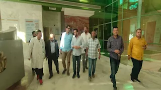 نائب محافظ الأقصر ومدير الصحة يزوران مصابي حادث أتوبيس أسوان (صور)