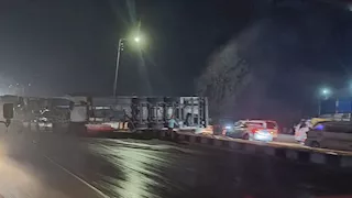 تسببت في شلل مروري.. انقلاب تريلا على الطريق الزراعي بالمنوفية 