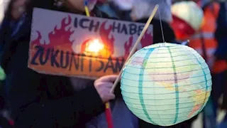 الغارديان: يجب على أحد ما أن يدفع ثمن نهاية عصر النفط والغاز