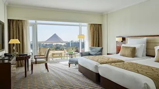 حلم الوصول إلى 30 مليون سائح.. خبراء: نحتاج 200 ألف غرفة جديدة و"هوليداي هومز" لاستيعاب 60% من العجز