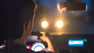 خطوات بسيطة لتفادي الحوادث بسبب أضواء سيارات الاتجاه المقابل