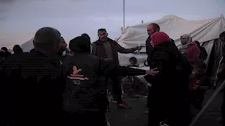 الأمطار تغرق خيام النازحين في غزة وخشية من فتح إسرائيل للسدود (فيديو)