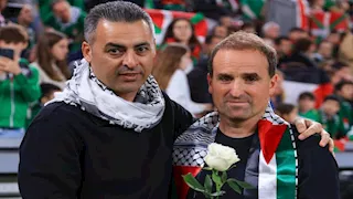 مدرب منتخب فلسطين يكشف سبب بكائه خلال ودية إقليم الباسك