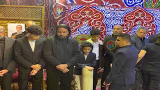 أبناء محمد صبري يتلقّون العزاء في والدهم بحضور لنجوم الزمالك والأهلي (صور)