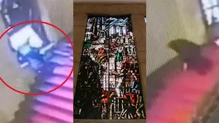 سقط بطريقة صادمة.. سياسي إيطالي يحطم قطعة فنية نادرة بالصدفة (فيديو)