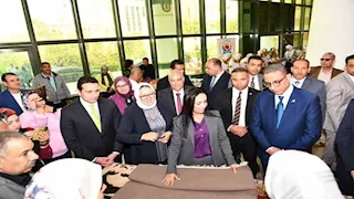 وزيرة التضامن تشتري منتجات أطفال كنزي بالفيوم وتمنحهم دخلًا مباشرًا (صور)