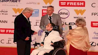 حسين فهمي يستقبل ضيوف فيلمي "ثريا حبي" و"الجولة 13" على ريد كاربت مهرجان القاهرة السينمائي