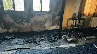 مستوطنون يحرقون منازل ومركبات بالضفة الغربية.. فيديو