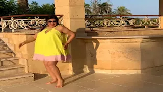 فيفي عبده تتألق في الساحل الشمالي وترقص على "دلع واتدلع" لحسين الجسمي