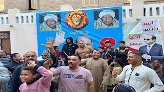 بالهتافات وصور الرئيس.. أهالي نجع حمادي يحتفلون بإعادة انتخابات النواب (صور)