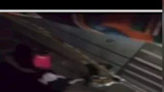  فيديو صادم.. سيدة تستغيث بعد اعتداء جيرانها أمام منزلها بالدقهلية