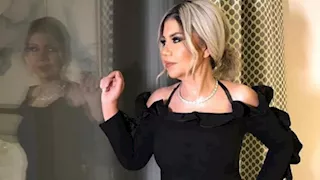 بوسي شلبي تتألق بالأسود على السجادة الحمراء لمهرجان القاهرة السينمائي   
