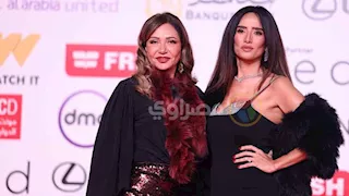 ليلى علوي مع زينة في العرض الخاص لفيلم "بنات الباشا" بالقاهرة السينمائي