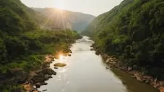 نهر وحيد في العالم يعبر 10 دول.. صور مذهلة