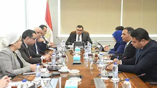 وزير الإسكان يناقش ضوابط إعلانات الطرق وتعزيز المشهد الحضاري