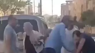 شجار بين سيدة وسائق يتصاعد على طريق عام بالجيزة| (فيديو) 