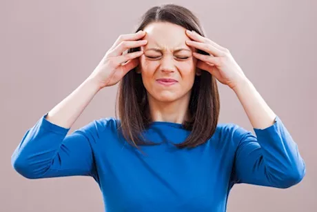 رأسك تؤلمك دائمًا؟- هذه الأمراض قد تسبب صداعك "فيديو"