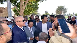 محافظ الأقصر يفتتح أعمال رصف طريق قرية الطوناب بإسنا (صور)