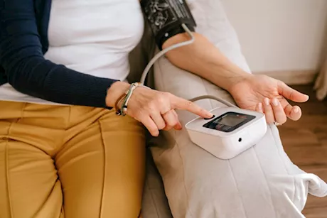 لقراءات دقيقة- إليك أفضل وضع للذراع عند قياس الضغط