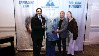 أكرم حسني يتبرع ببدلة "أبو حفيظة" وهشام ماجد بجاكيت "خلصانة بشياكة" في تورنتو 