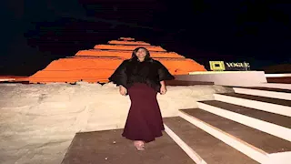 6 صور للسباحة المصرية فريدة عثمان من أمام الأهرامات