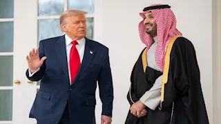 بن سلمان لمراهنين على ملابسه خلال لقاء ترامب: أعتذر عن خسارتكم.. ربما في المرة القادمة