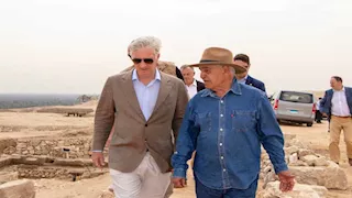 داخل موقع الحفائر.. زاهي حواس يستقبل ملك بلجيكا بسقارة 