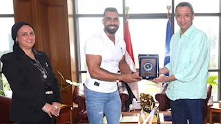 بذهبيتين دوليتين.. محافظ السويس يكرم بطل كمال الأجسام مايكل جمال