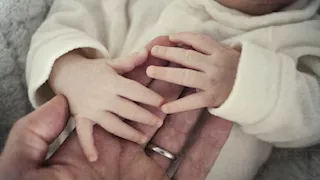 محاولة غريبة.. رجل روسي يغير اسمه سنويا للهرب من نفقة طفله