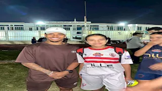 لاعبات الزمالك يلتقطن صورا مع خوان بيزيرا
