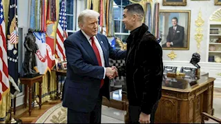 "داخل البيت الأبيض".. رونالدو وترامب يستعرضان مهاراتهما في كرة القدم (فيديو)