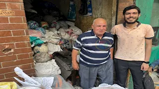 "بصّلح كور كبيرة حاليا".. حكاية أقدم صانع كرة شراب في مصر