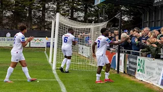 نادي إنجليزي يوقف مشجعاً بعد إساءته الجنسية لحكمة المباراة.. ما القصة؟