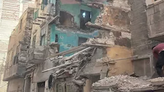 قرار هدمه صادر من 2010.. النيابة تعاين عقار اللبان المنهار بالإسكندرية (صور)