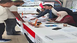 توافد المصريين بسلطنة عمان على السفارة للتصويت في انتخابات البرلمان