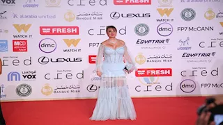 "فستان جريء".. مادلين طبر تخطف الأنظار في ختام مهرجان القاهرة السينمائي