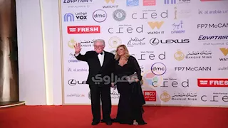 حسين فهمي وزوجته على "ريد كاربت" حفل ختام مهرجان القاهرة السينمائي