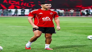 "مبلغ ضخم لإنهاء التعاقد".. والد أشرف داري يفجر مفاجأة بشأن رحيل نجله عن الأهلي