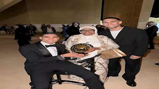 شقيق أشرف حكيمي ينشر صور احتفال عائلته بجائز أفضل لاعب في إفريفيا